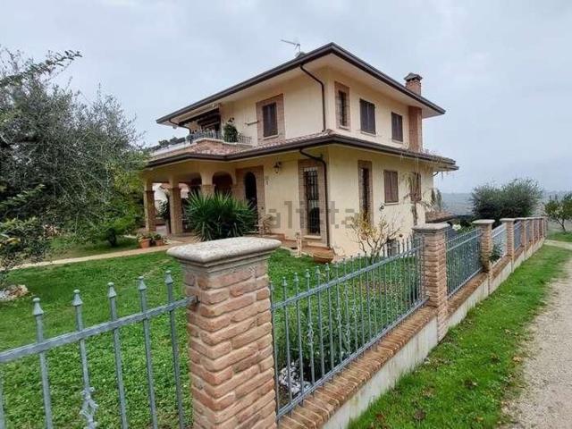 Villetta bifamiliare in vendita di 175 m² in Via G. Villa, 216