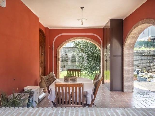 Villetta bifamiliare in vendita di 175 m² in Via Giulianello, 65