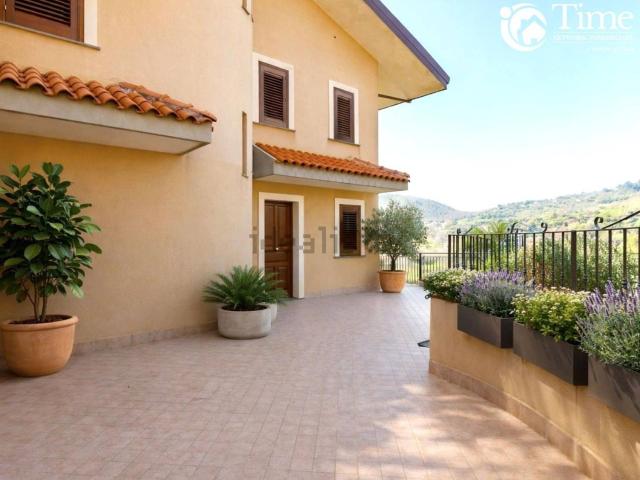 Villetta bifamiliare in vendita di 175 m² in Via Michele Amari