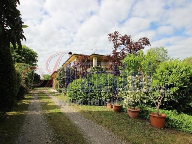 Villetta bifamiliare in vendita di 176 m² in Via della Torretta, 4
