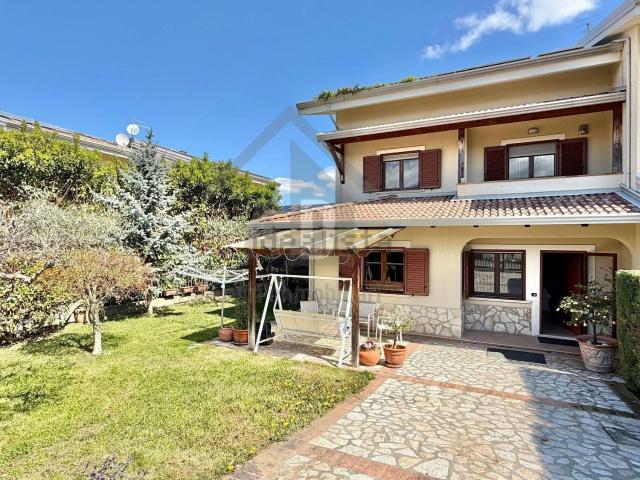 Villetta bifamiliare in vendita di 176 m² in Via Motta, 53