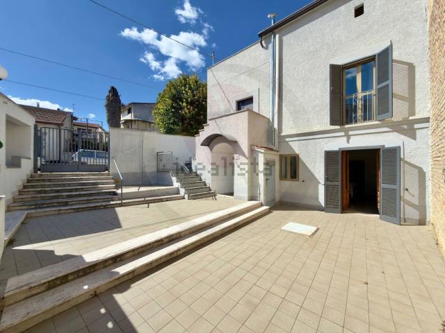 Villetta bifamiliare in vendita di 176 m² in Viale Madonna del Popolo, 5