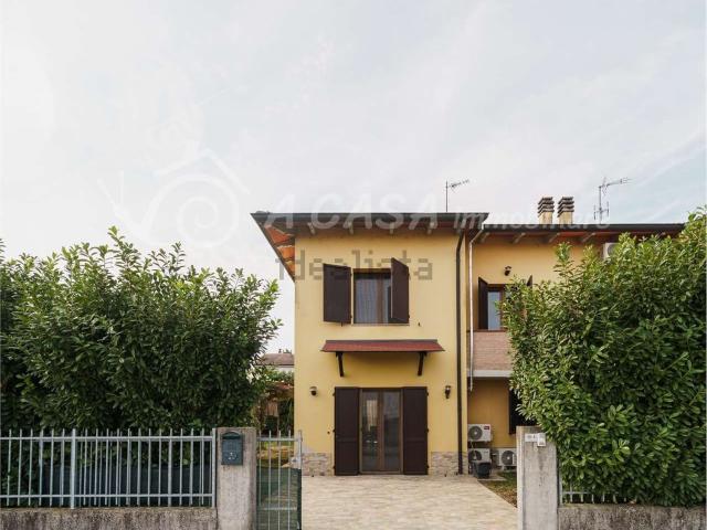 Villetta bifamiliare in vendita di 178 m² in Via Trieste, 58