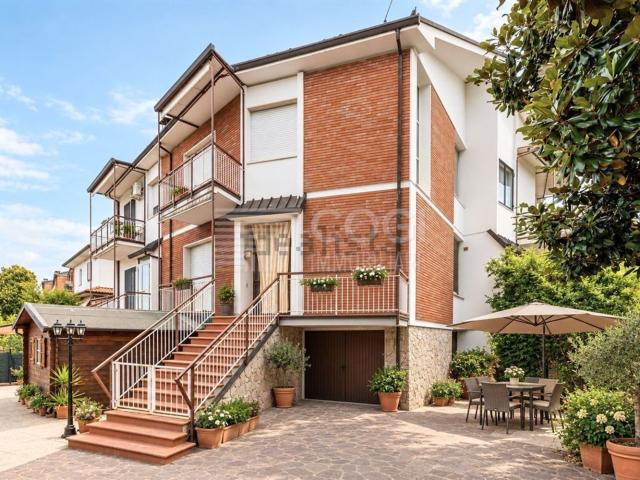 Villetta bifamiliare in vendita di 178 m² in Via Canaletto, 73