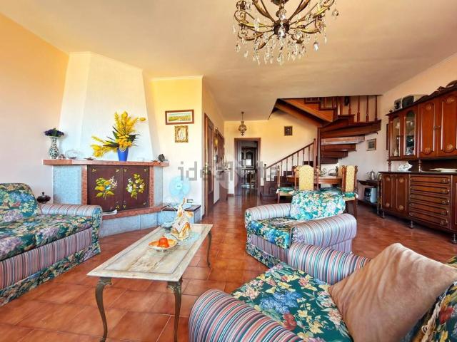 Villetta bifamiliare in vendita di 178 m² in Via Rocca