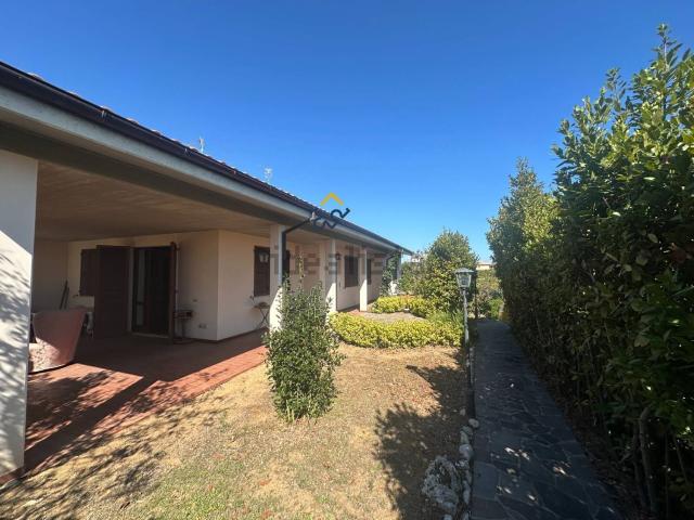 Villetta bifamiliare in vendita di 179 m² in Strada Provinciale Cuprense, 96