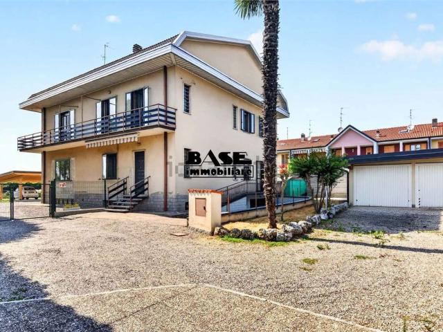 Villetta bifamiliare in vendita di 179 m² in Via Europa Unita, 68