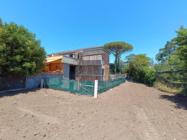 Villetta bifamiliare in vendita di 179 m² in Via Falconella, 18