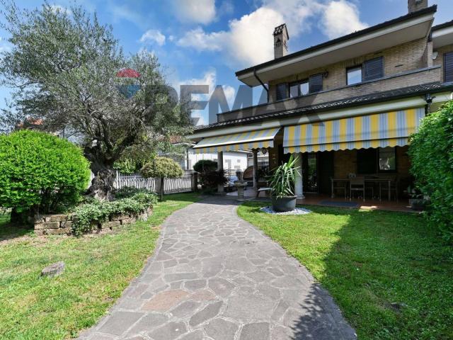 Villetta bifamiliare in vendita di 179 m² in Via Palmiro Togliatti, 14