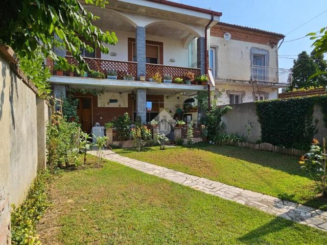 Villetta bifamiliare in vendita di 179 m² in Via Roma, 28