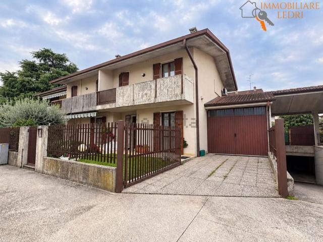 Villetta bifamiliare in vendita di 183 m² in Piazza Umberto I