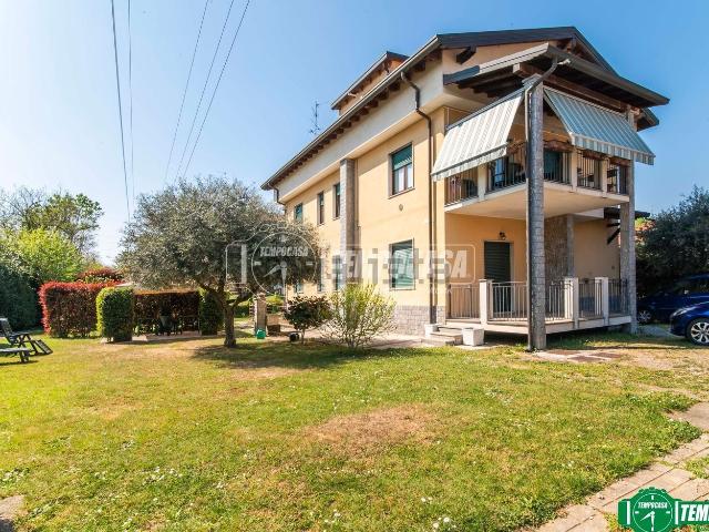 Villetta bifamiliare in vendita di 183 m² in Via Monte Nero