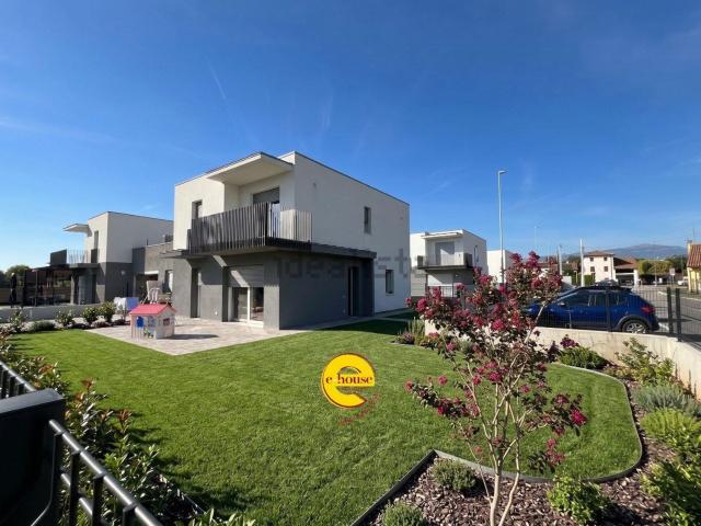 Villetta bifamiliare in vendita di 183 m² in Via Novellette