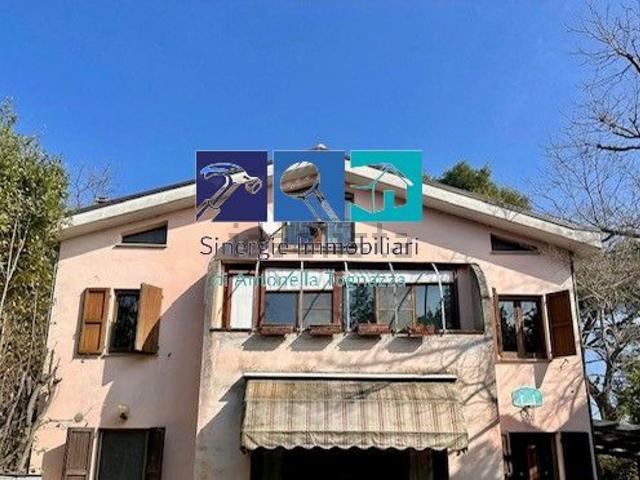 Villetta bifamiliare in vendita di 180 m² in Frazione Varano, 139