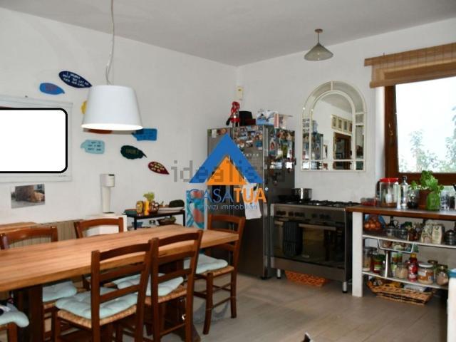 Villetta bifamiliare in vendita di 180 m² in Strada Della Comunella Alta