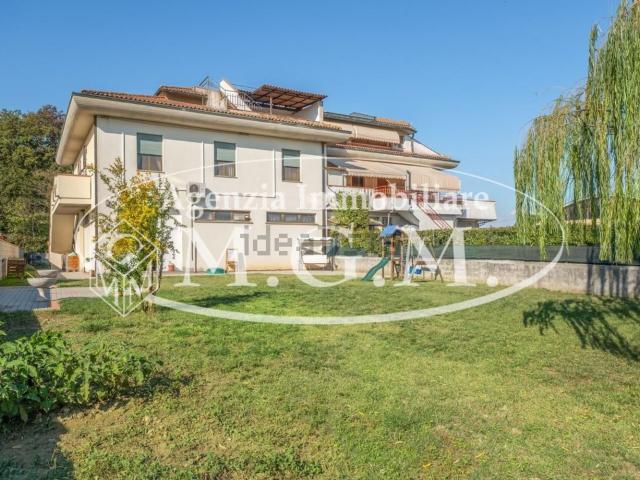 Villetta bifamiliare in vendita di 325 m² in Via Val di Nievole, 70