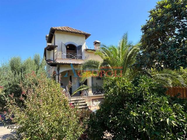 Villetta bifamiliare in vendita di 180 m² in Via Anguillarese