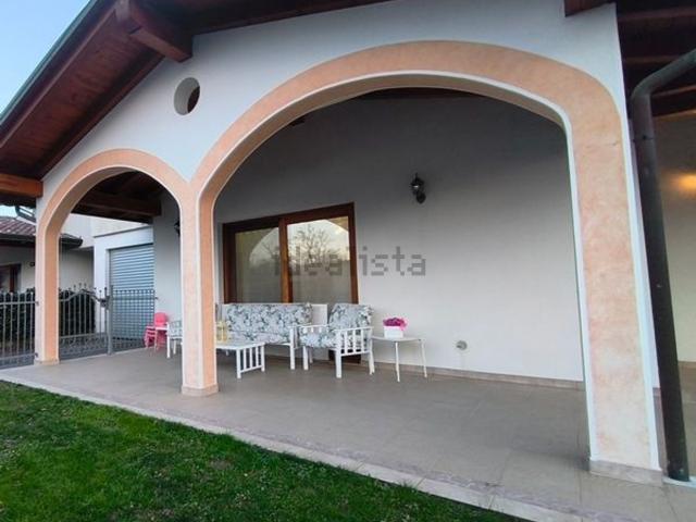 Villetta bifamiliare in vendita di 180 m² in Via Armentera