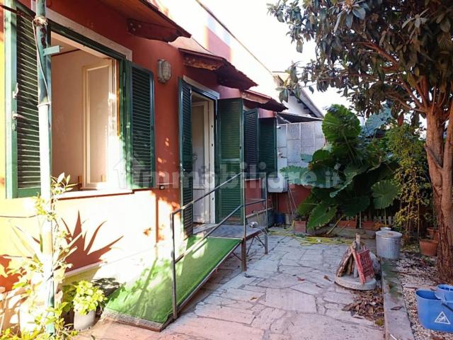 Villetta bifamiliare in vendita di 180 m² in Via Beppe Fenoglio