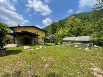 Villetta bifamiliare in vendita di 180 m² in Via Bruno Corti, 2