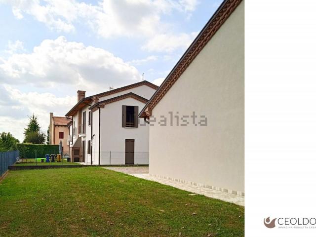 Villetta bifamiliare in vendita di 180 m² in Via Caltana