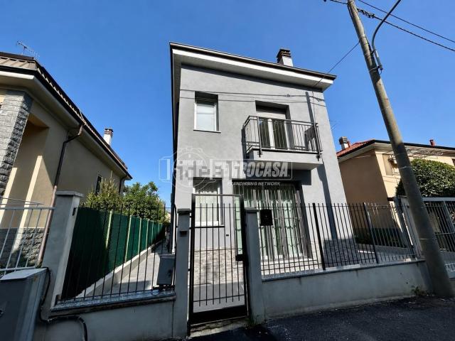 Villetta bifamiliare in vendita di 180 m² in Via Carlo Cattaneo, 20