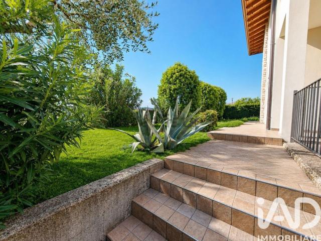 Villetta bifamiliare in vendita di 180 m² in Via Case Sparse Perlino, 3