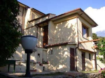 Villetta bifamiliare in vendita di 180 m² in Via Cerro Grosso