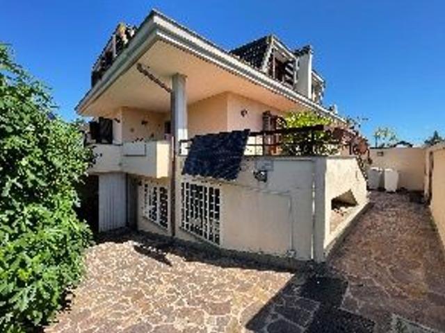 Villetta bifamiliare in vendita di 180 m² in Via del Poggio Cesi