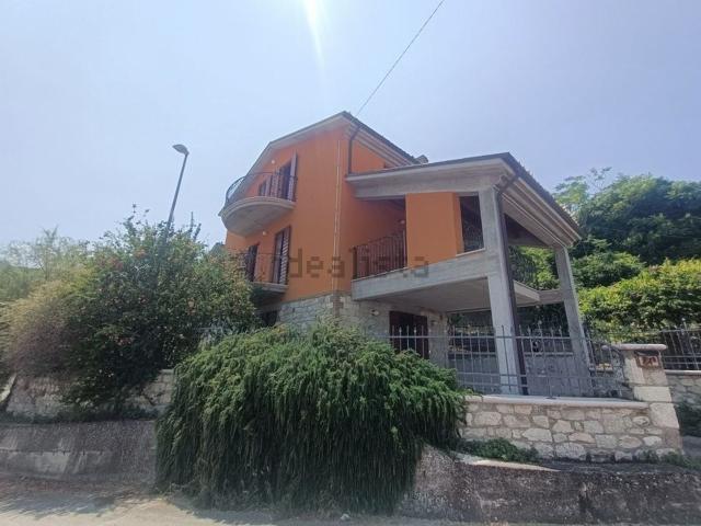 Villetta bifamiliare in vendita di 180 m² in Via delle Fontane, 4