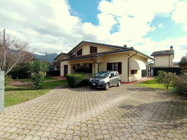 Villetta bifamiliare in vendita di 180 m² in Via di Tonfano