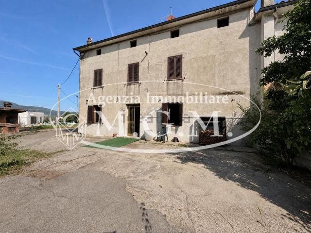 Villetta bifamiliare in vendita di 180 m² in Via di Bientina