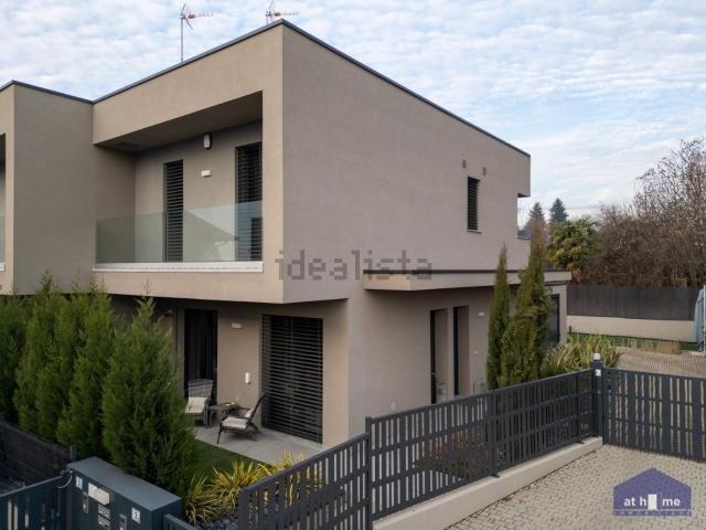 Villetta bifamiliare in vendita di 180 m² in Via Divisione Julia
