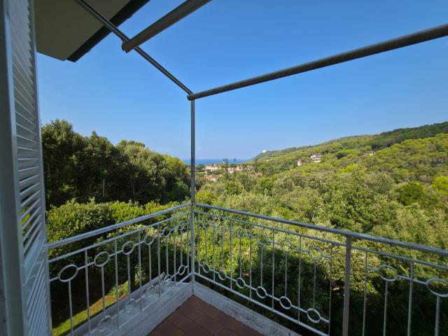 Villetta bifamiliare in vendita di 180 m² in Via Domenico Francesco Falcucci, 60
