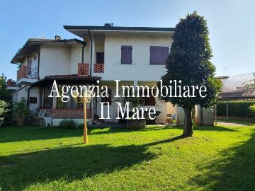 Villetta bifamiliare in vendita di 180 m² in Via ficalucci