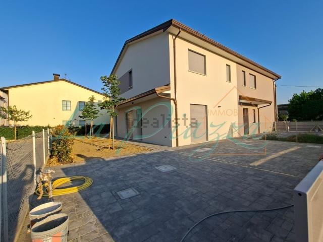 Villetta bifamiliare in vendita di 180 m² in Via Fratelli Rosselli, 96