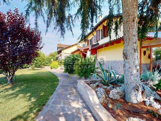 Villetta bifamiliare in vendita di 216 m² in Via Gandolfi, 7