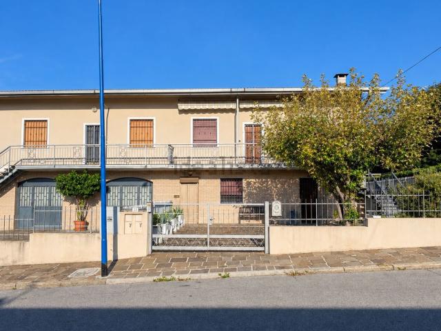 Villetta bifamiliare in vendita di 180 m² in Via Giulio Bevilacqua