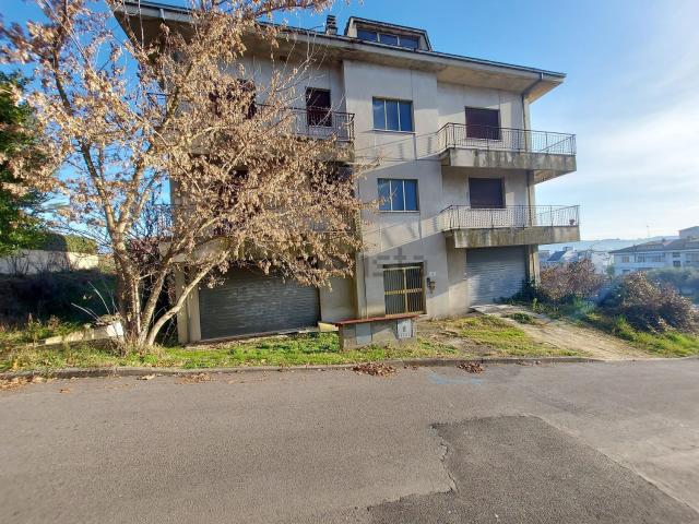 Villetta bifamiliare in vendita di 180 m² in Via II Giugno