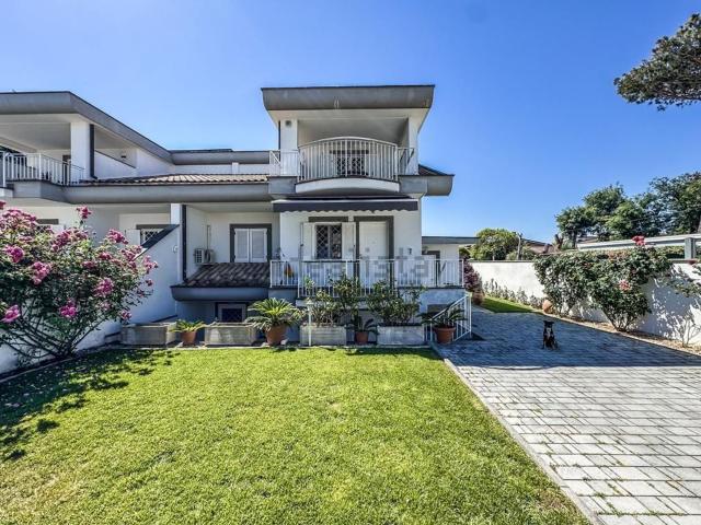 Villetta bifamiliare in vendita di 180 m² in Via Lauregno