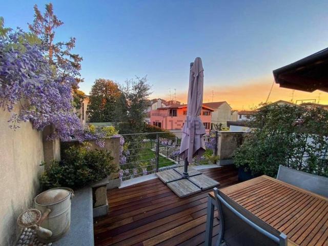 Villetta bifamiliare in vendita di 180 m² in Via Luigi Cadorna