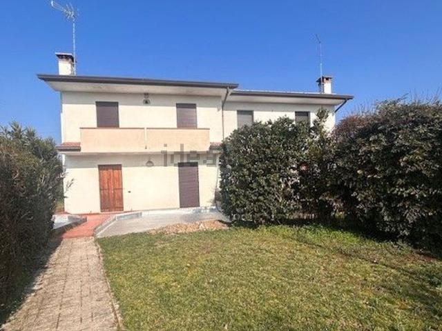 Villetta bifamiliare in vendita di 180 m² in Via Monte Pelmo