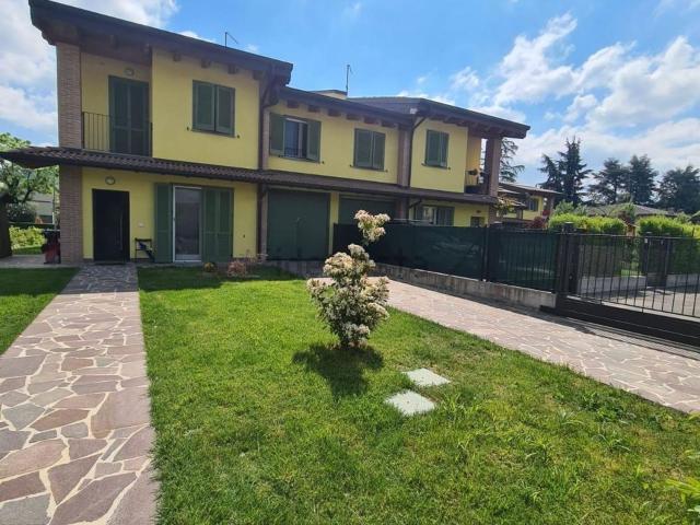 Villetta bifamiliare in vendita di 180 m² in Via Nilde Iotti, 10