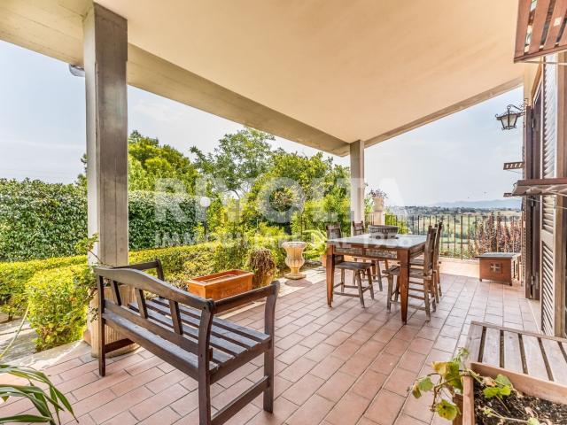 Villetta bifamiliare in vendita di 180 m² in Via Perseo