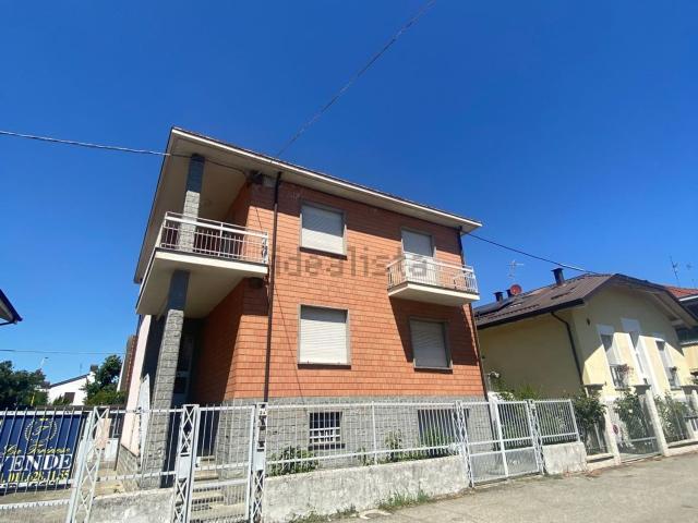 Villetta bifamiliare in vendita di 180 m² in Via Petrarca, 24