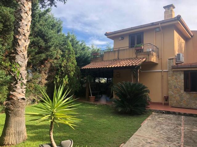 Villetta bifamiliare in vendita di 180 m² in Via Piano Sperone