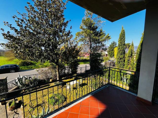 Villetta bifamiliare in vendita di 180 m² in Via Provinciale per Mocrone, 44