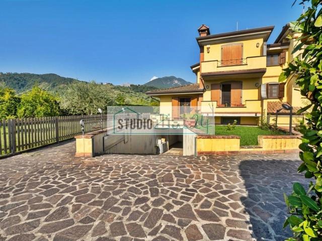 Villetta bifamiliare in vendita di 180 m² in Via Pratta