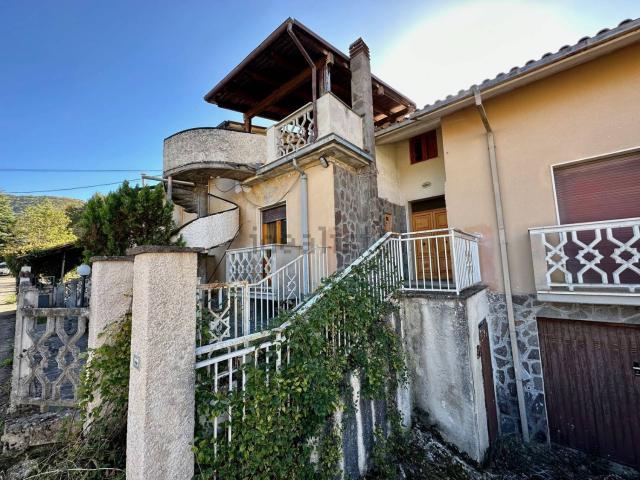 Villetta bifamiliare in vendita di 180 m² in Via Roma, 3