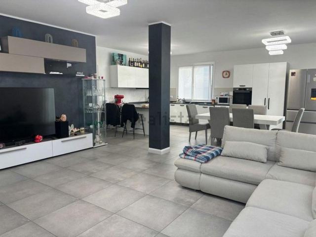 Villetta bifamiliare in vendita di 180 m² in Via Roma